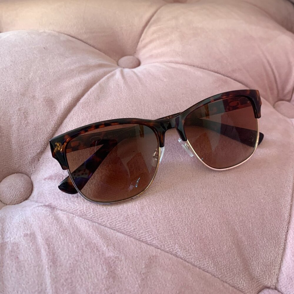 O by Oscar de la Renta Sunglasses